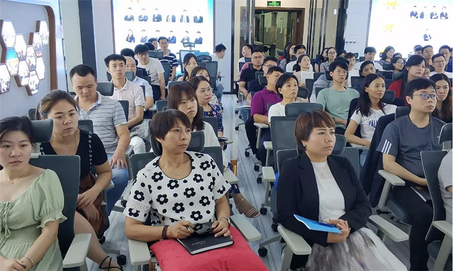 公司組織觀看致良知四合院“2019雁棲湖企業(yè)家論壇暨未來之星學(xué)習(xí)會(huì)倒計(jì)時(shí)100天特別直播”