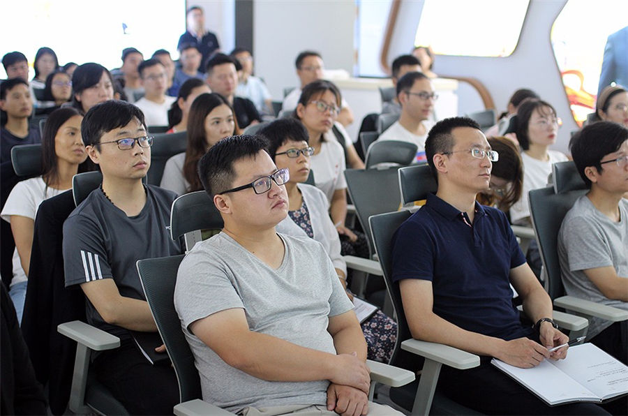 公司組織觀看致良知四合院“2019雁棲湖企業(yè)家論壇暨未來之星學(xué)習(xí)會(huì)倒計(jì)時(shí)100天特別直播”
