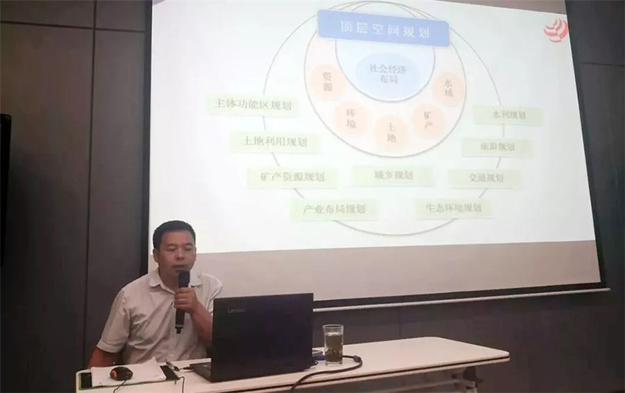 我司特邀上海市建緯（鄭州）律師事務(wù)所土地部部長(zhǎng)賀學(xué)文律師開展《土地管理法》專題講座