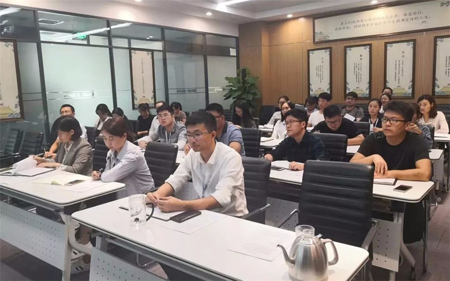 我司特邀上海市建緯（鄭州）律師事務(wù)所土地部部長(zhǎng)賀學(xué)文律師開展《土地管理法》專題講座