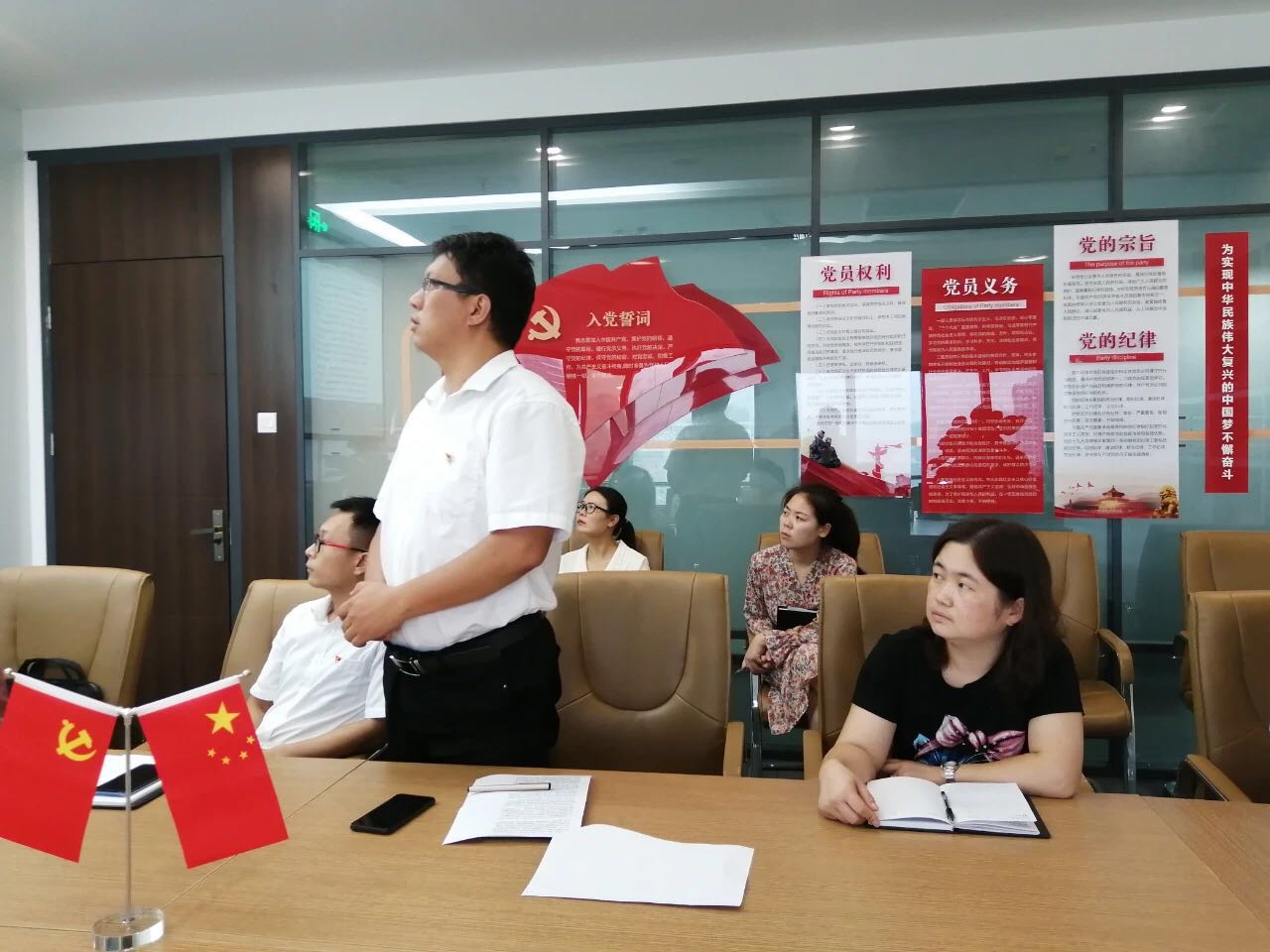 “拾垃圾 美環(huán)境 凈人心”｜德泓黨支部開展“黨員活動日”活動