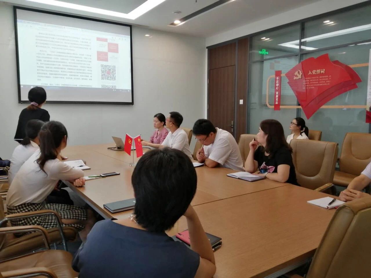 “拾垃圾 美環(huán)境 凈人心”｜德泓黨支部開展“黨員活動日”活動