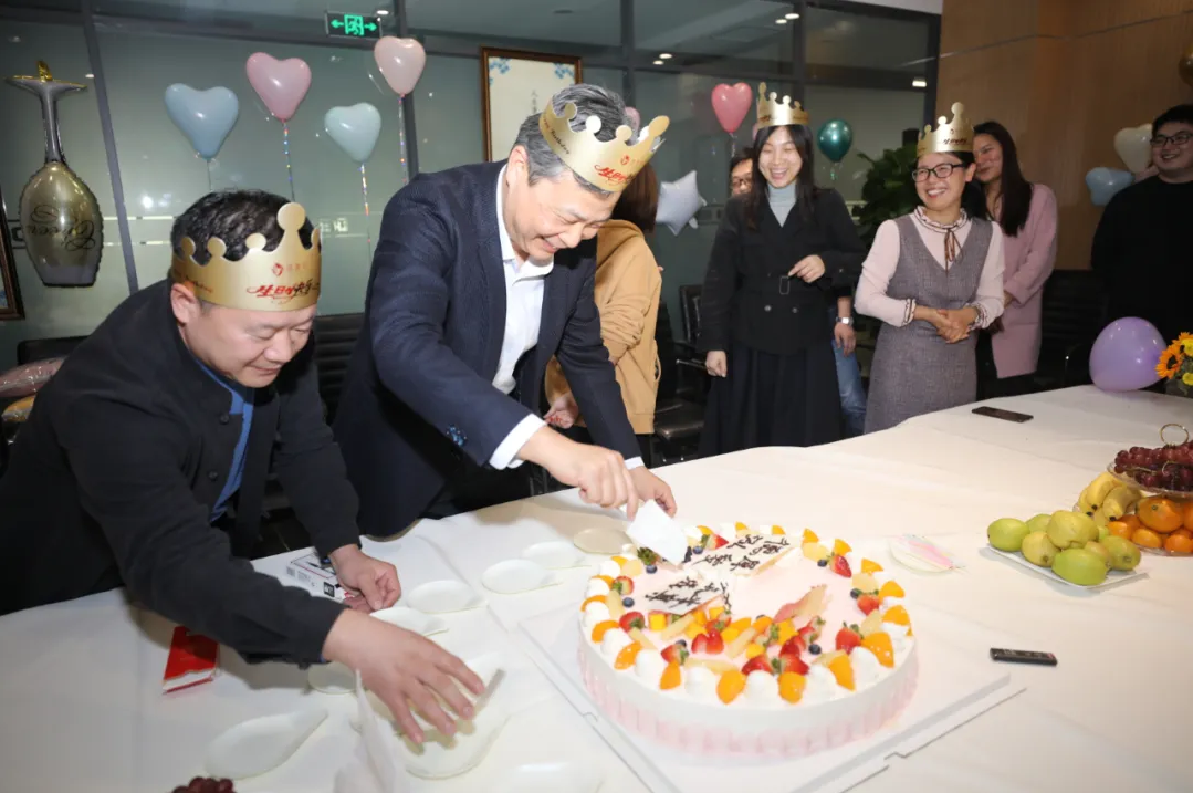 在奮斗的時(shí)光里 德泓感恩有你丨德泓第四季度員工生日會(huì)