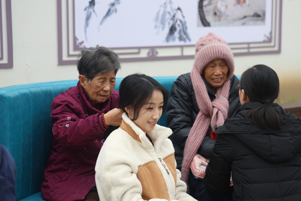 立冬寒意襲泓愛暖人心丨德泓咨詢養(yǎng)老院獻(xiàn)愛心活動(dòng)